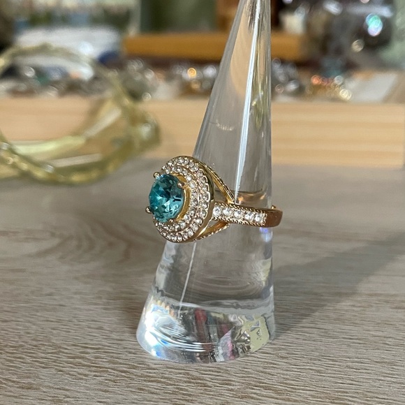 • Stunning Topaz Ring • - Picture 11 of 11
